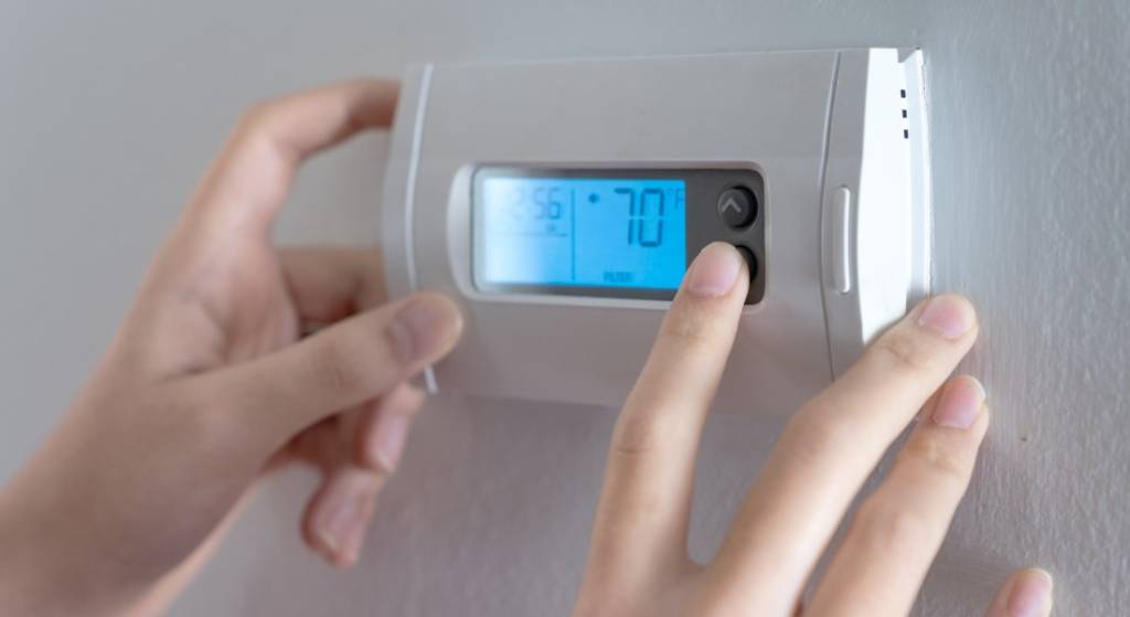 setting thermostat in winter to lower heating bills